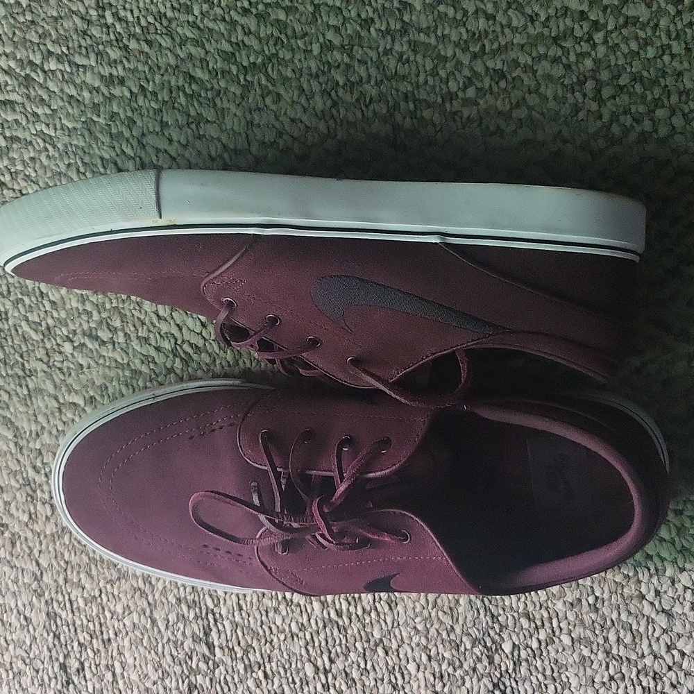 Nike Men's Maroon and Black Janowski Sneakers